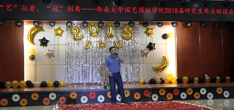 梁院长在深情演唱.jpg