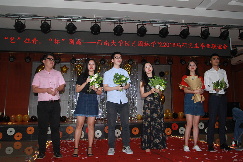 研会同学与老师同台演唱.JPG