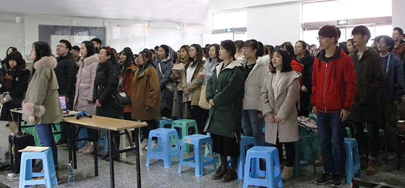 同学们一起奏唱国歌.JPG