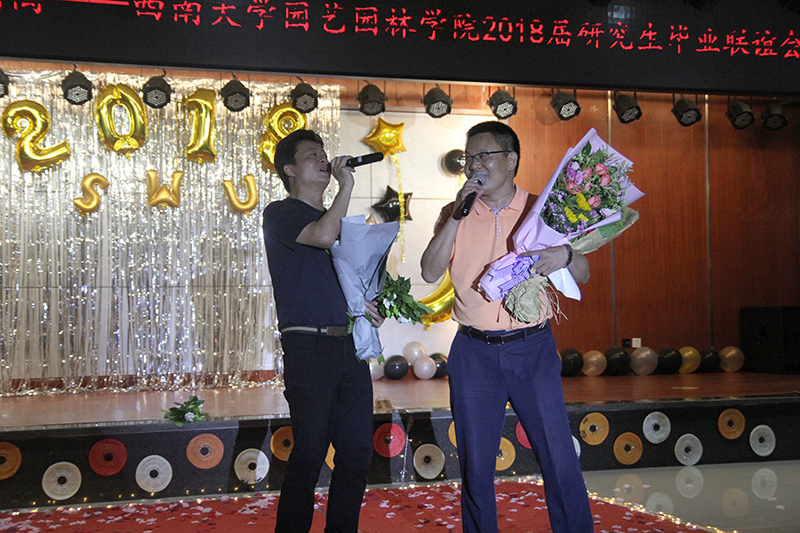 秦老师、周老师合唱.JPG